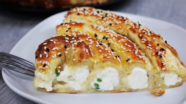 Пирог с творогом и сыром